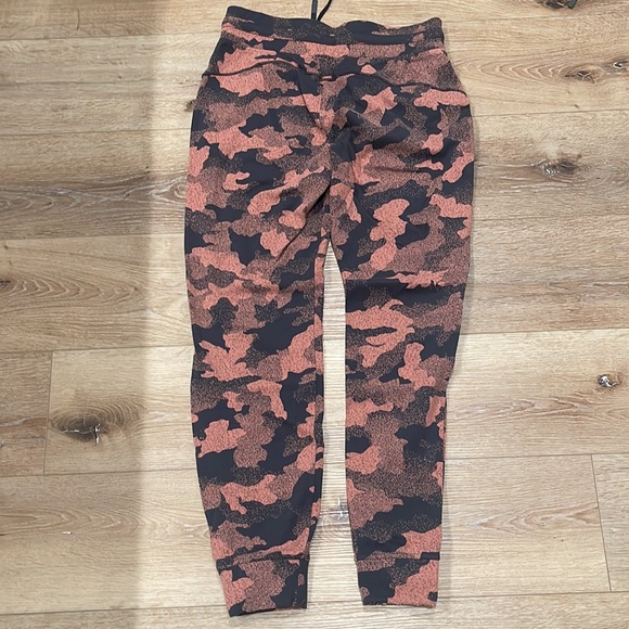 Lululemon sweats size 8 slightly worn - Picture 4 of 6